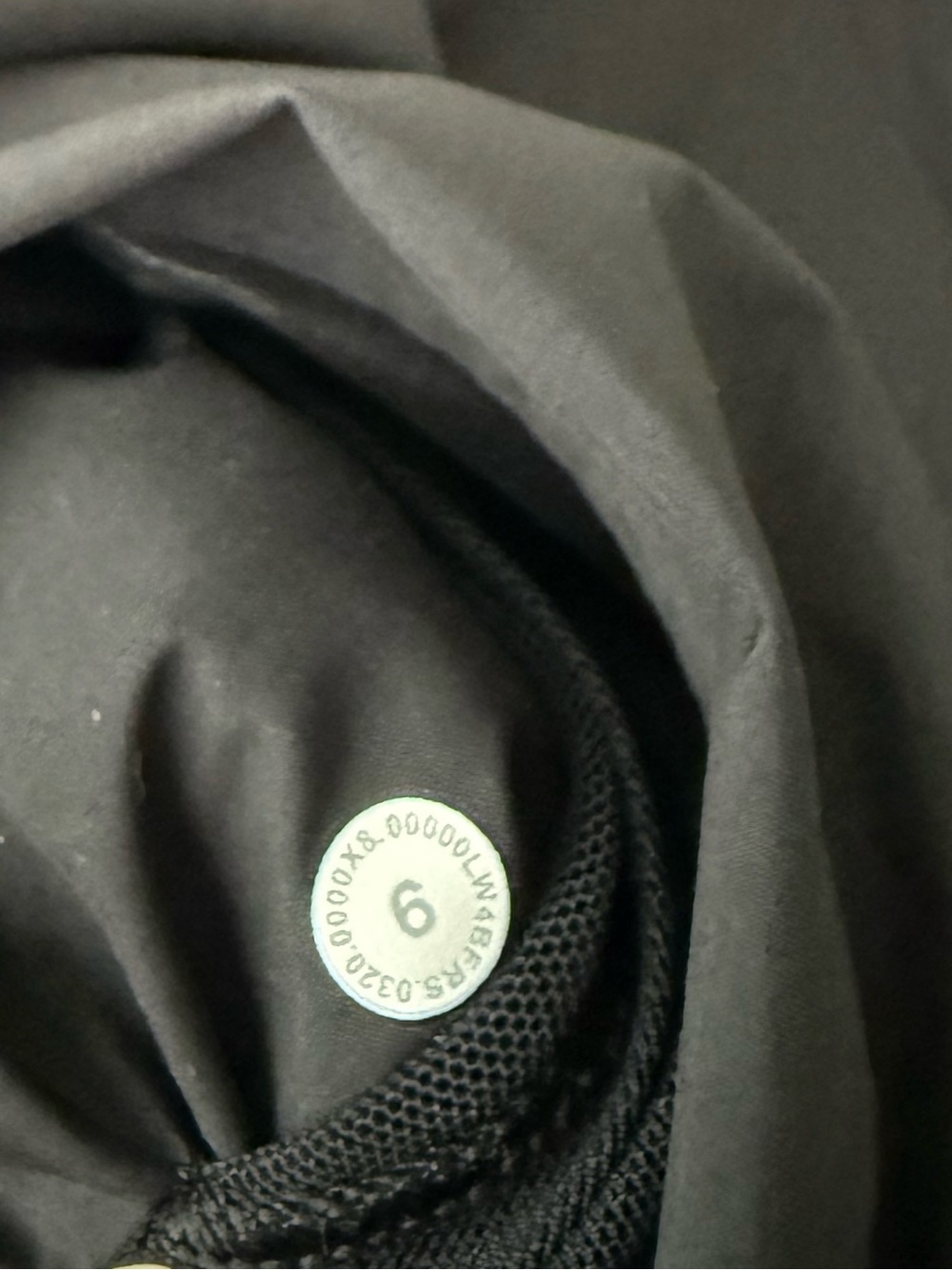 Lululemon Rain Chaser Jacket in Black (US 6) - Picture 8 of 8